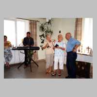 071-1110 Juli 2005 im Gemeindezentrum in Paterswalde. An der Orgel Alexander Maibach, rechts Marieluise Mielsch mit Sieglinde u. Heinrich Kenzler.jpg